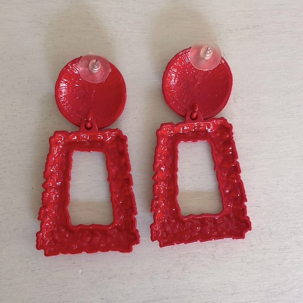 Statement earring. - Picture 2 of 2